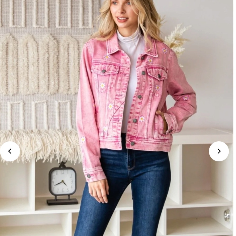 Veveret Daisy Print Button Up Pink Boutique Denim Jacket, Medium